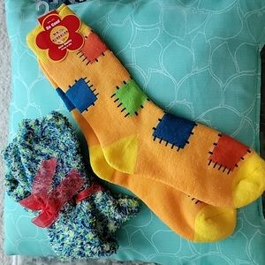 A bundle of 2 female socks size 9-11